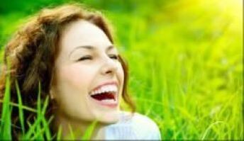 mujer después del tratamiento para los helmintos