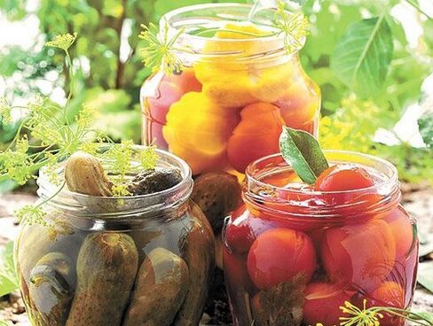Pepinos y tomates encurtidos para eliminar plagas.