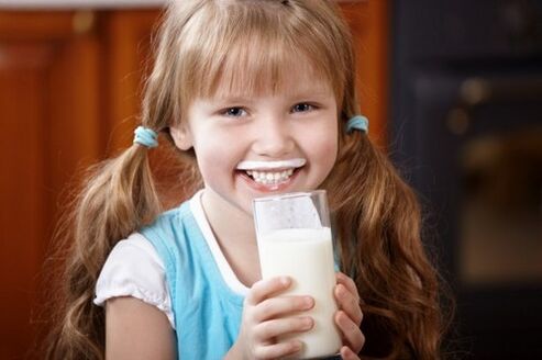 la niña bebe kéfir para prevenir los parásitos
